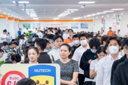 Phụ huynh, thí sinh nườm nượp ‘đổ bộ’ về TP.HCM làm thủ tục nhập học