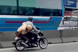 Nam thanh niên trong vụ 'CSGT bám yên xe máy trên Quốc lộ 1' bị phạt 1 năm tù