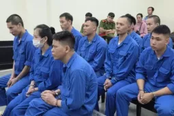 An ninh - Xã hội - Thuê côn đồ đánh gãy chân, tạt axit 'bồ' của con trai