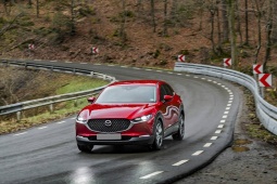Giá xe Mazda CX-30 niêm yết và lăn bánh tháng 8/2025