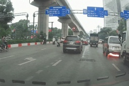 Media - Ô tô cháy trơ khung, trôi tự do đâm rào chắn trên đường Trần Phú