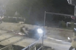 Tin tức trong ngày - VIDEO: Kinh hãi cảnh xe máy tông bung gác chắn khi tàu hỏa sắp đến