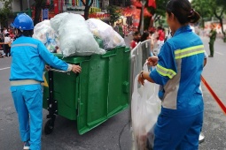 Bạn trẻ - Cuộc sống - Hết giờ diễu binh, công nhân môi trường gom rác đến hơn 3h sáng