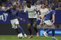 Vinicius bị tố xúc phạm cổ động viên Oviedo, Mbappe phải bịt miệng để cứu đồng đội