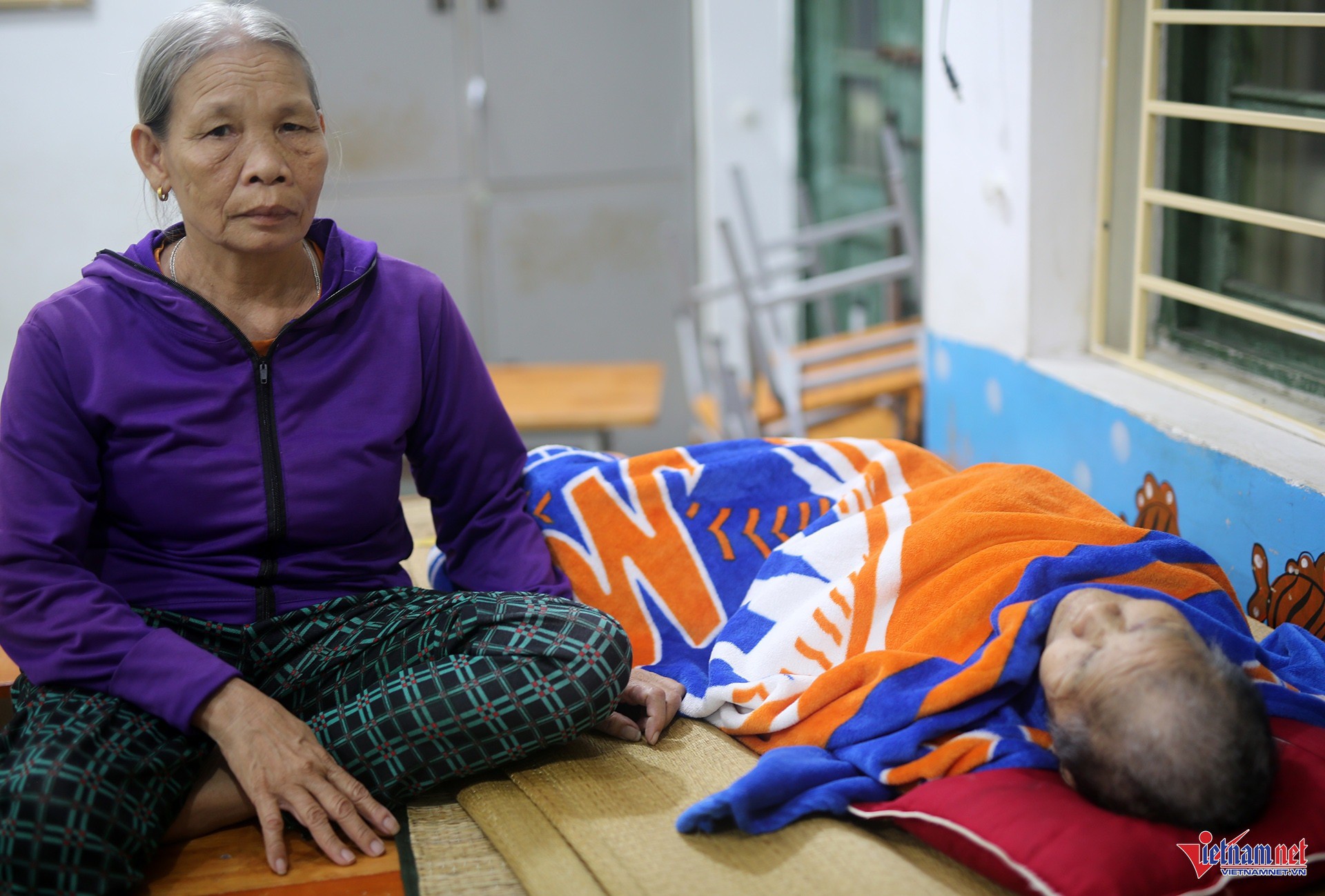 Bà Minh bên người mẹ chồng đã đến nơi tránh trú an toàn sau khi được lực lượng chức năng hỗ trợ khiêng đi. Ảnh: Thanh Hải