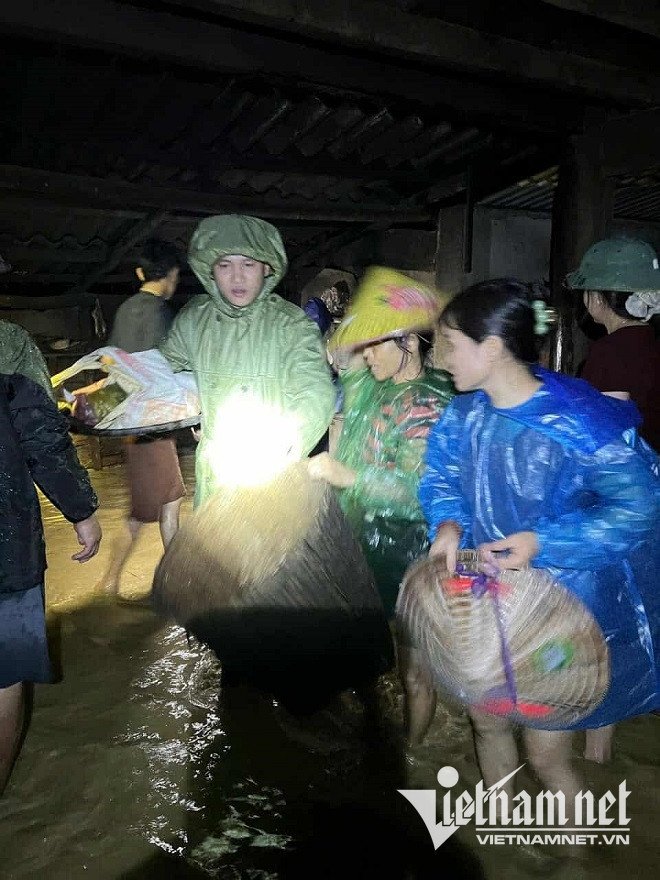 Cập nhật bão số 5: 9 người thương vong, hơn 600 nhà tốc mái, bão quần thảo dữ dội ở Nghệ An - Hà Tĩnh - 5
