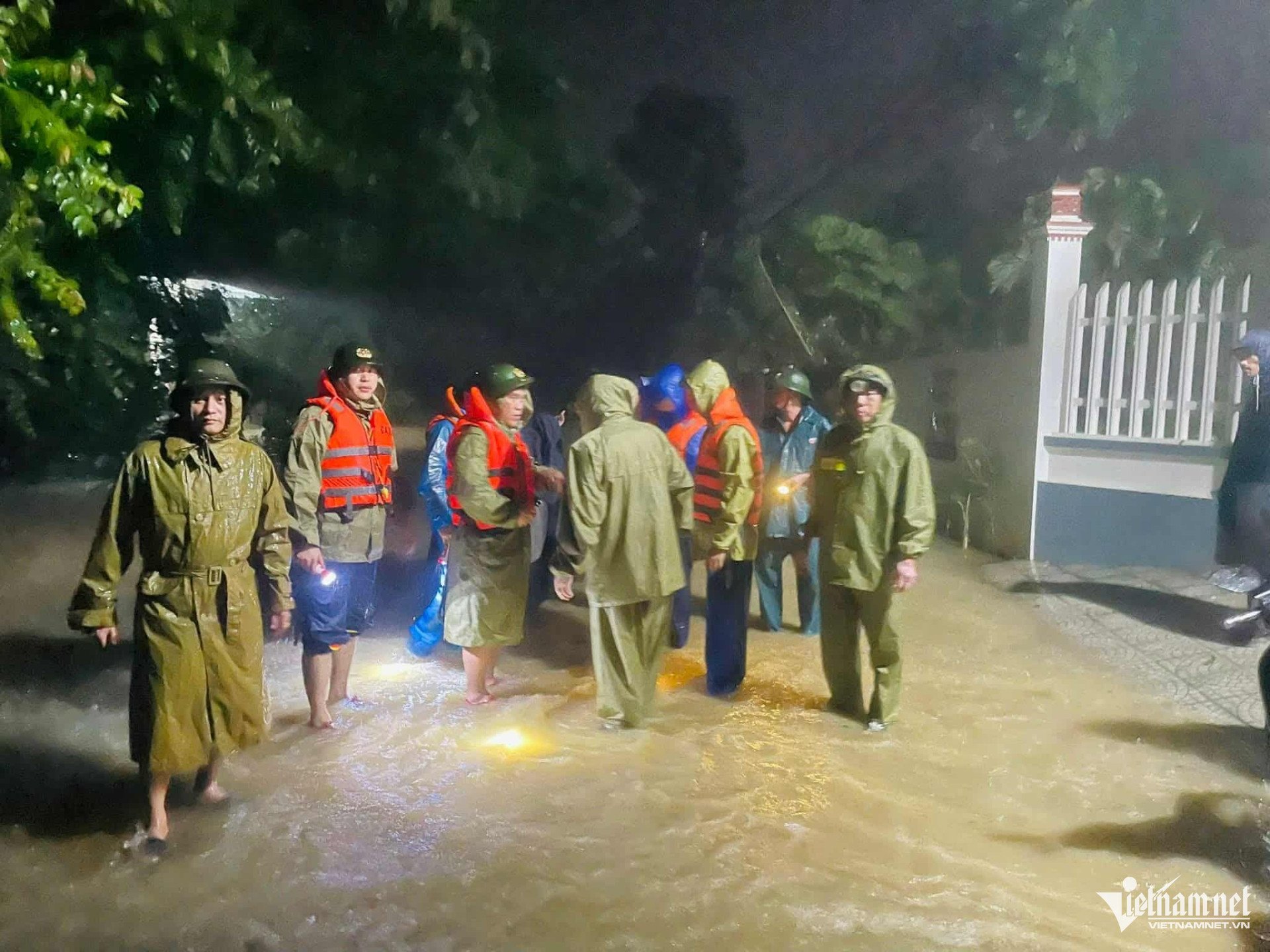 Bão số 5 suy yếu thành áp thấp nhiệt đới, hiện trường tan hoang sau bão - 5