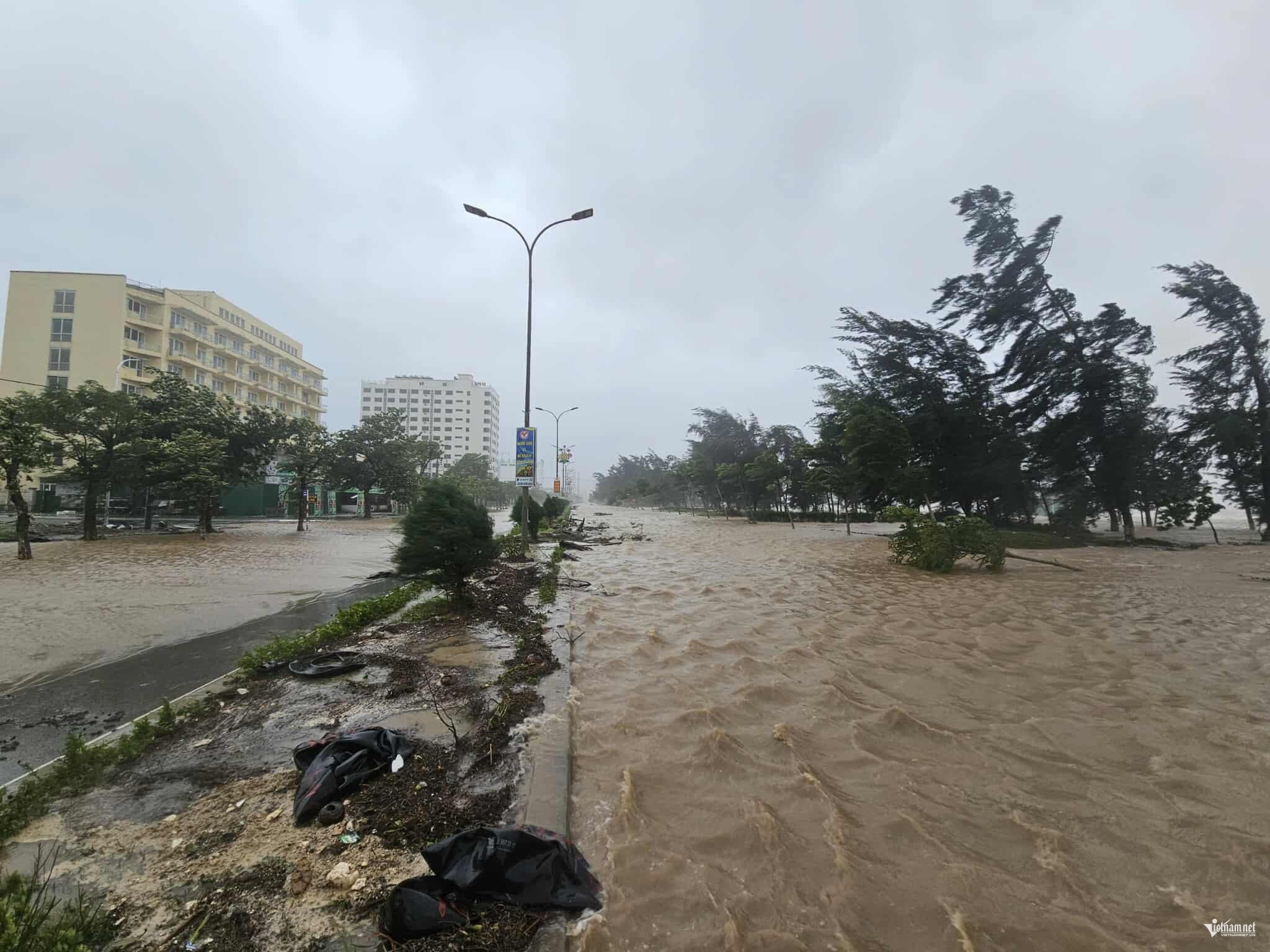 Bão số 5 suy yếu thành áp thấp nhiệt đới, hiện trường tan hoang sau bão - 11