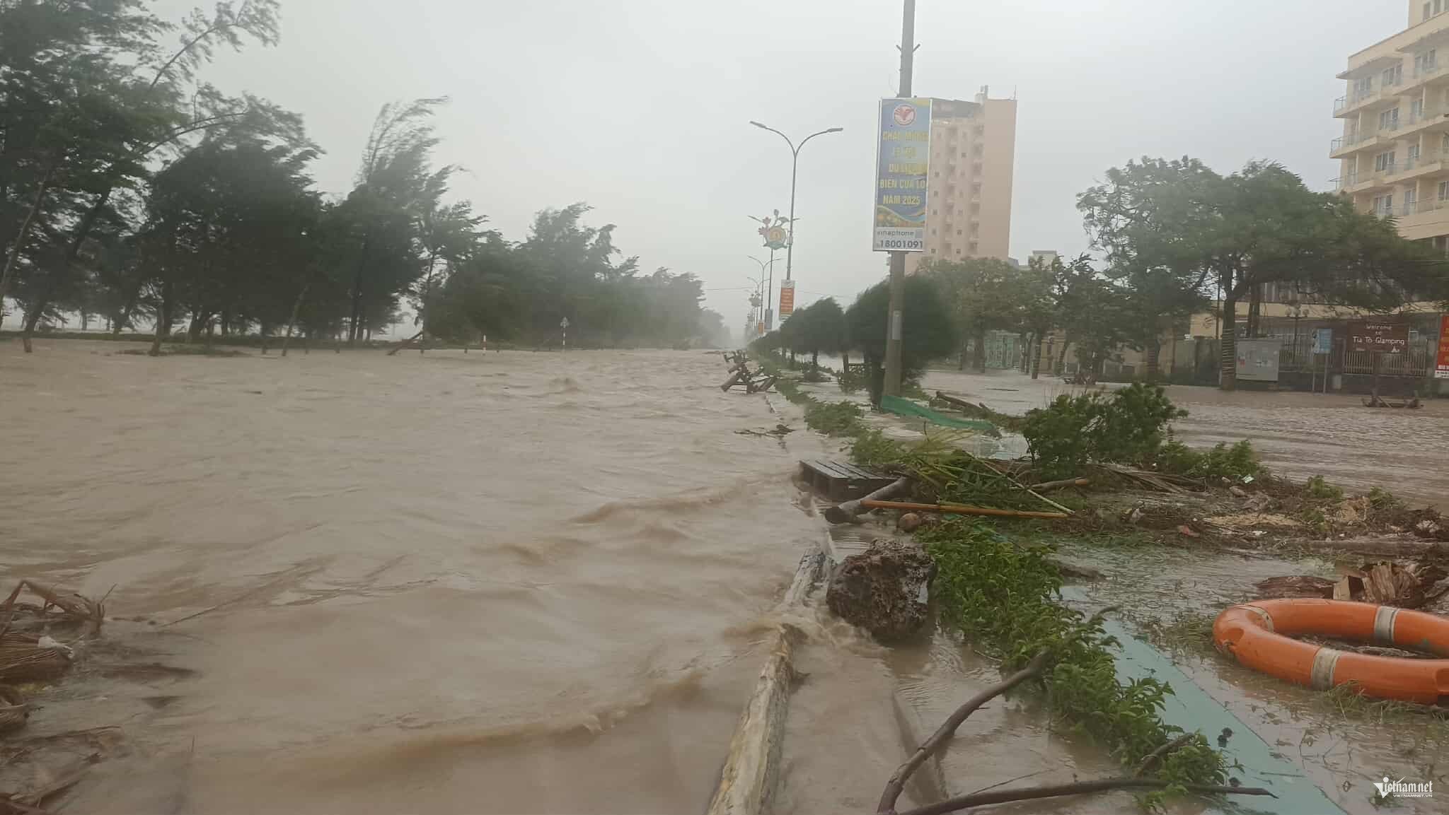 Bão số 5 suy yếu thành áp thấp nhiệt đới, hiện trường tan hoang sau bão - 13