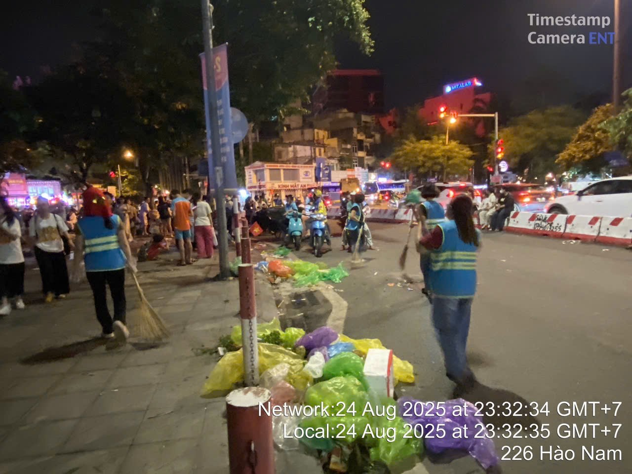 Tuy nhiên, ở một số tuyến phố, người dân đến xem diễu binh và kinh doanh buôn bán nhỏ vẫn xả rác tràn lan ra vỉa hè, lòng đường.