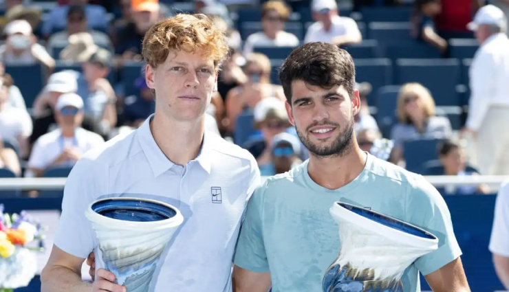Alcaraz (bên phải) sẽ là số 1 thế giới nếu chiếu theo bảng xếp hạng ATP trực tuyến ngày 25/8