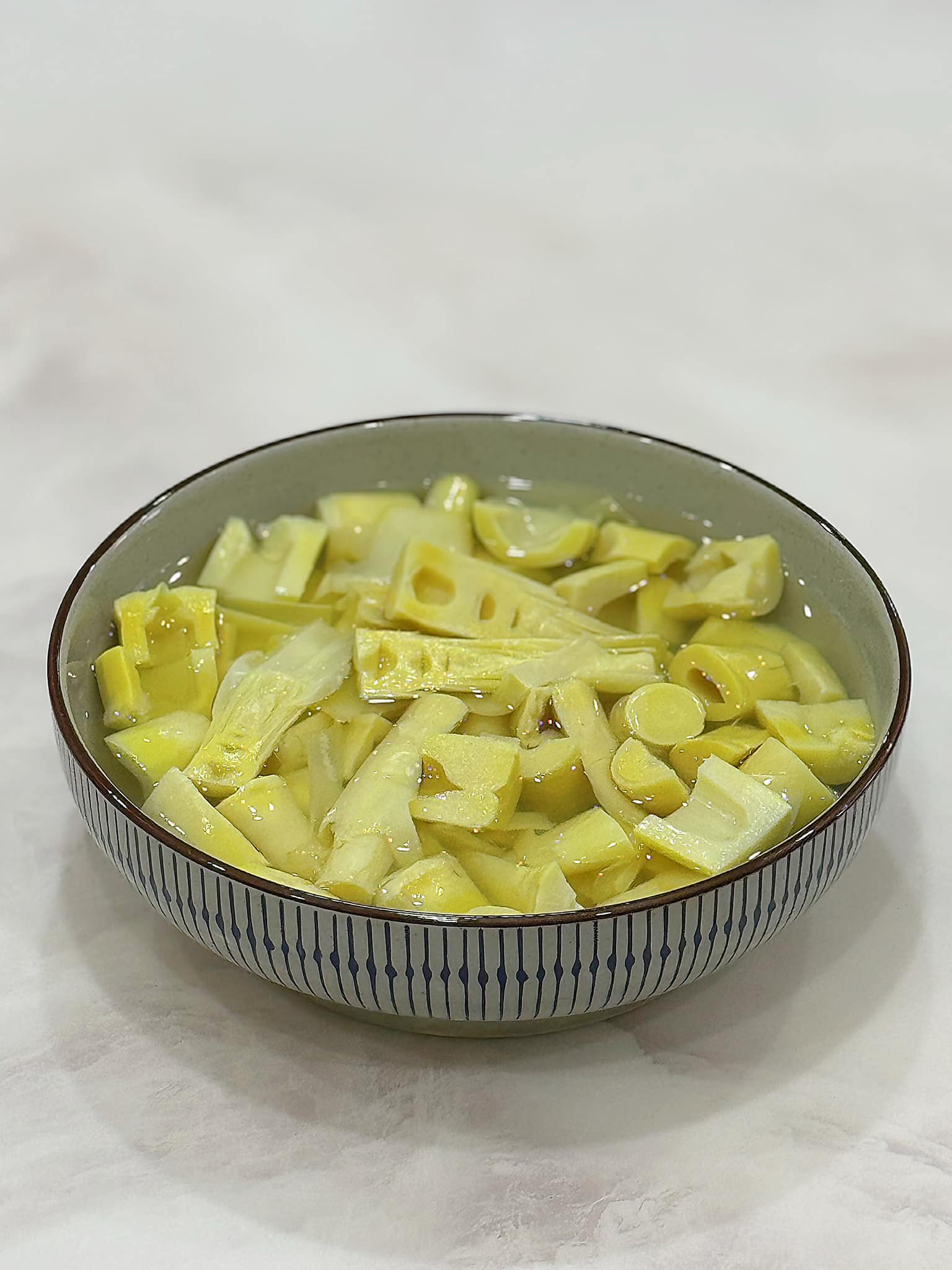 Măng thái miếng vừa ăn, chần sơ.