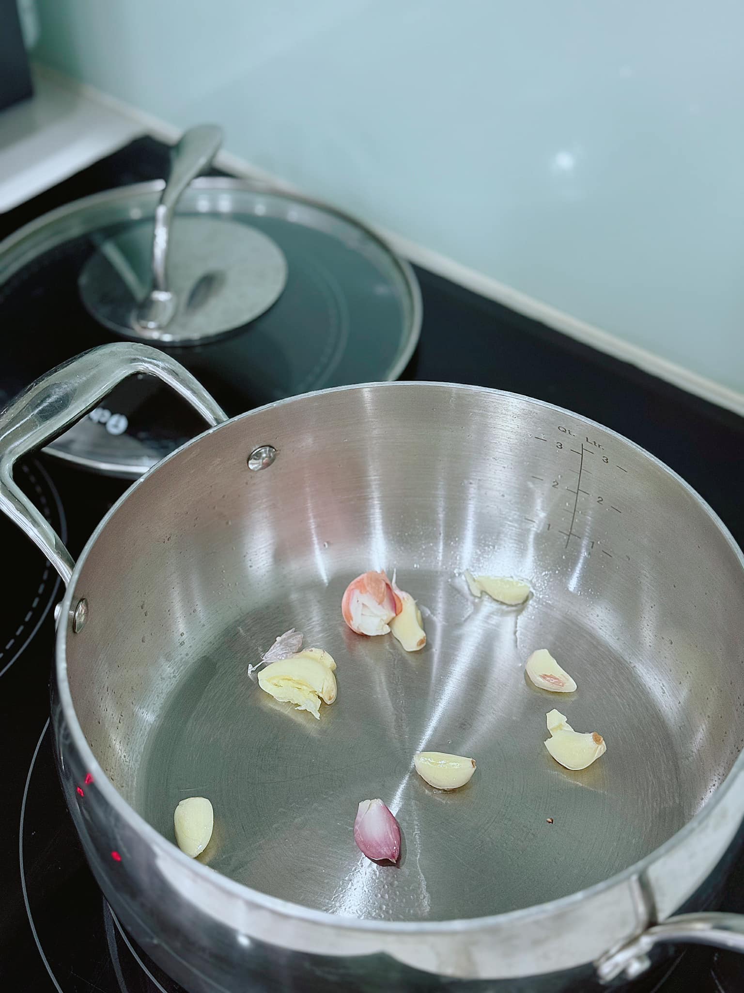 Phi thơm 1 củ hành, 1 củ tỏi đập dập.