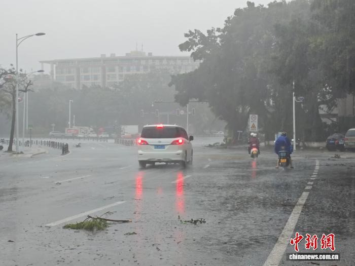 Mưa lớn do ảnh hưởng của bão số 5 khiến việc di chuyển trở nên khó khăn ở Tam Á. Ảnh: CNS