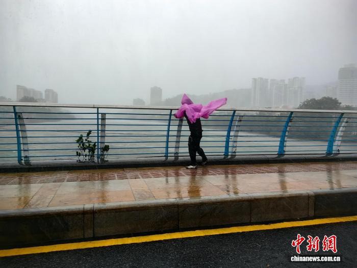 Gió lớn do ảnh hưởng của bão số 5 ở Trung Quốc. Ảnh: CNS