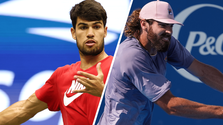 Alcaraz (bên trái) đấu với ngôi sao giao bóng Opelka (bên phải)