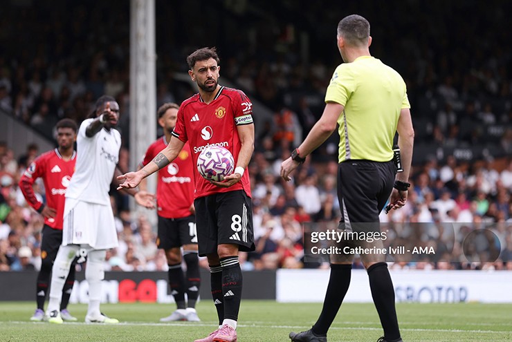 Fernandes va chạm với trọng tài trước khi sút hỏng phạt đền