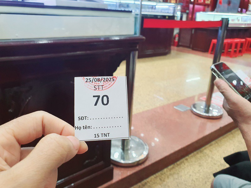 Mặc dù đến 9 giờ cửa hàng vàng mới mở cửa nhưng số người xếp hàng mua vàng đã lên tới 70 người.