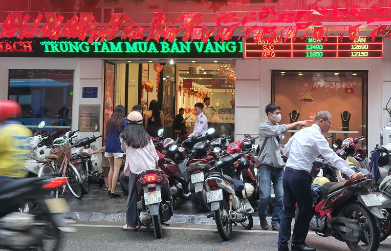 Mặc dù giá vàng tăng cao chưa từng thấy nhưng rất đông người vẫn xếp hàng đi mua vàng.