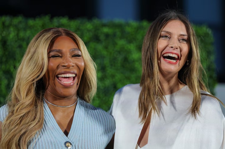 Cặp đôi vui vẻ ngồi cạnh nhau suốt sự kiện