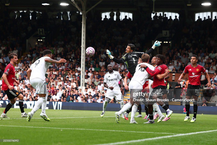 Thủ môn Bayindir tiếp tục tỏ ra thiếu chắc chắn trong khung gỗ