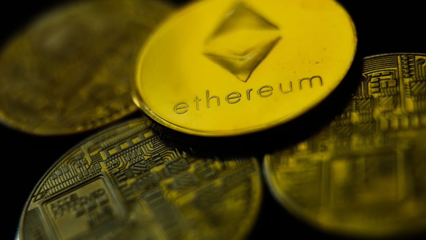 Một đồng tiền mã hóa lập kỷ lục mới, Bitcoin “tụt dốc” sau đợt tăng ngắn ngủi - 1