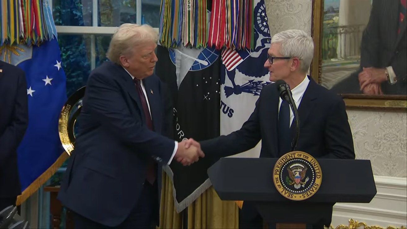 CEO Tim Cook cũng có mối quan hệ tốt với Tổng Thống Donald Trump.