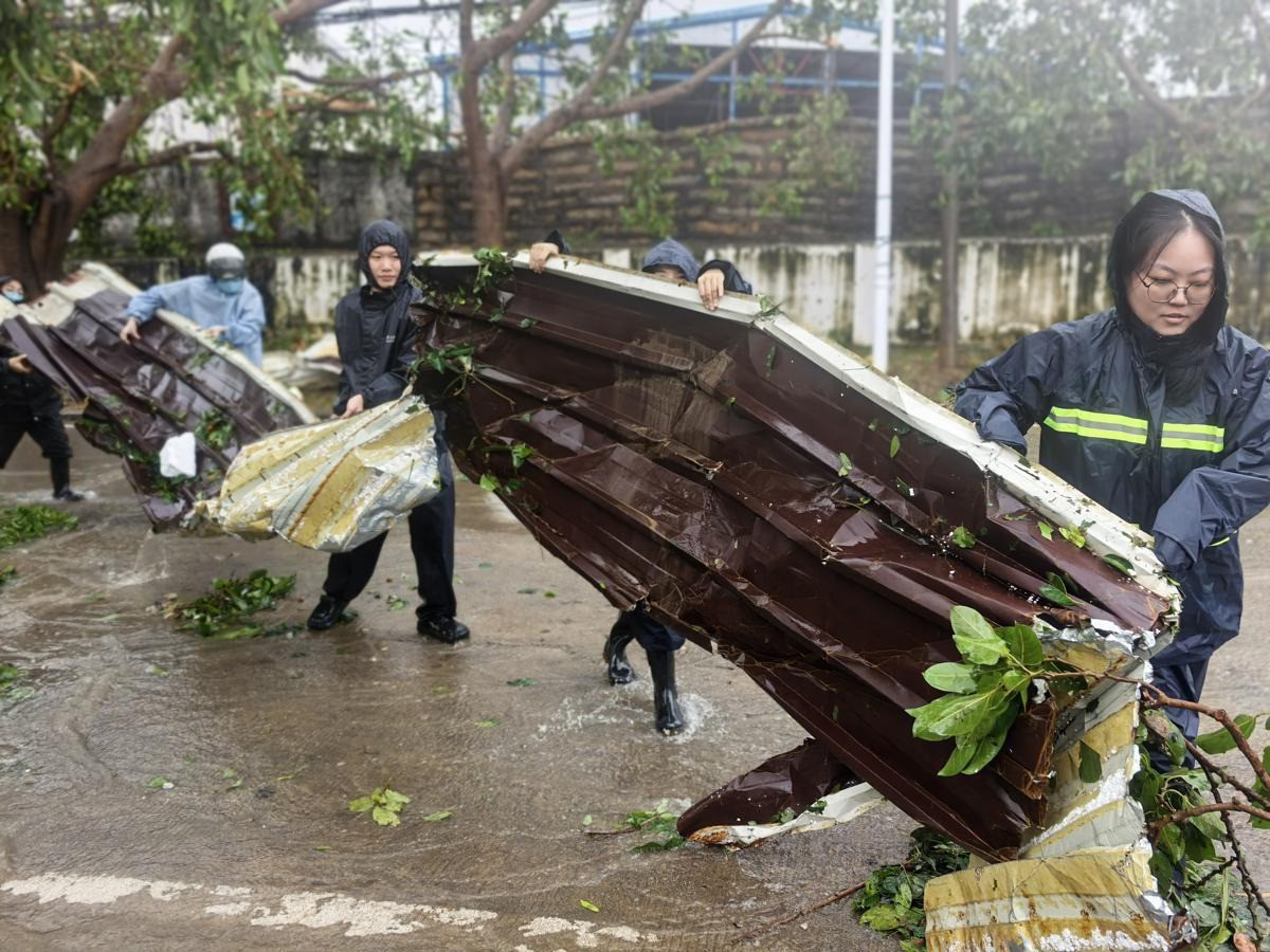 Trung Quốc: Bão số 5 quét qua đảo Hải Nam, hơn 100.000 người bị ảnh hưởng - 1