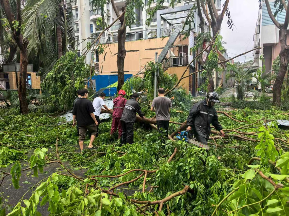 Trung Quốc: Bão số 5 quét qua đảo Hải Nam, hơn 100.000 người bị ảnh hưởng - 2