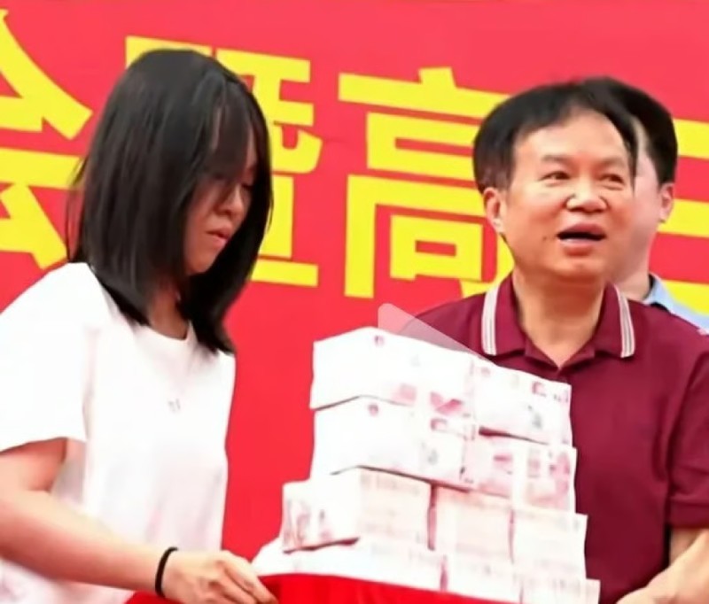 Nữ sinh họ Luo nhận thưởng số tiền "khủng".