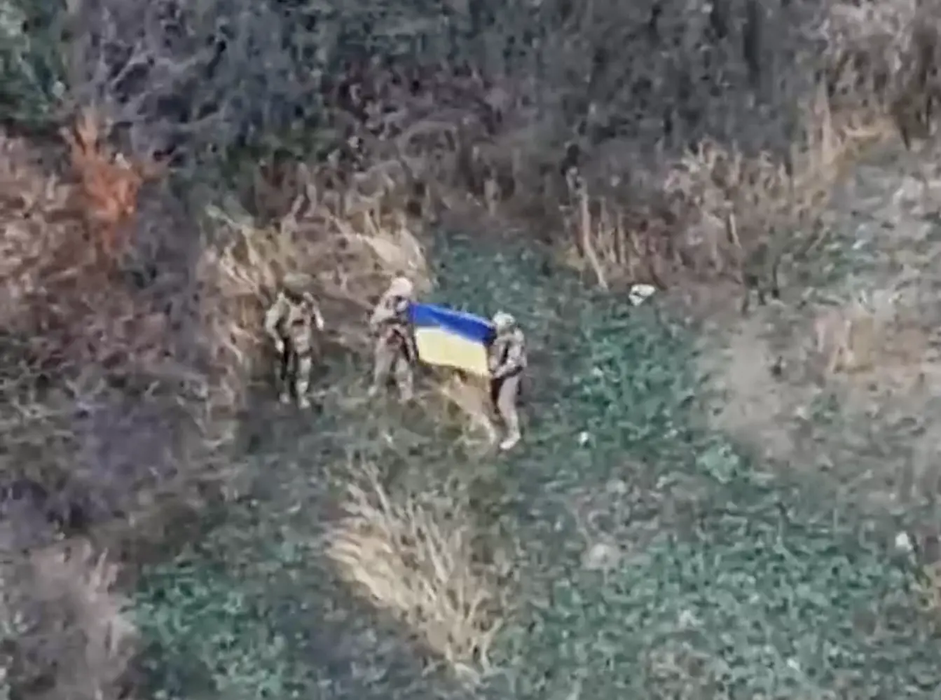 Binh sĩ Ukraine giương cờ ở ngôi làng Nga kiểm soát từ tháng 4/2025 ở vùng Donetsk. Ảnh chụp màn hình video.