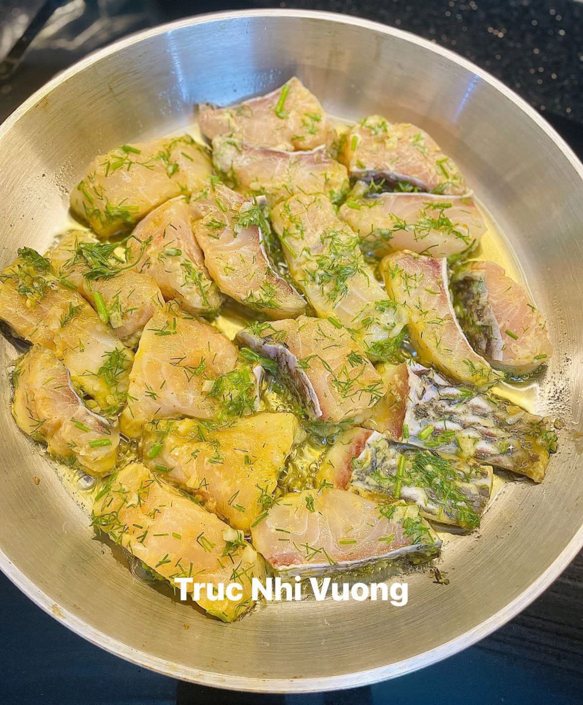 Làm nóng chảo dầu, chiên cá trên lửa vừa.