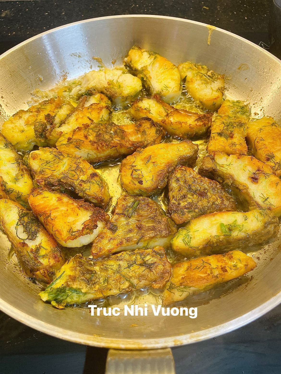 Chiên vàng giòn để ăn luôn hoặc chiên sơ rồi cấp đông, khi ăn làm nóng bằng nồi chiên không dầu cũng rất tiện lợi.