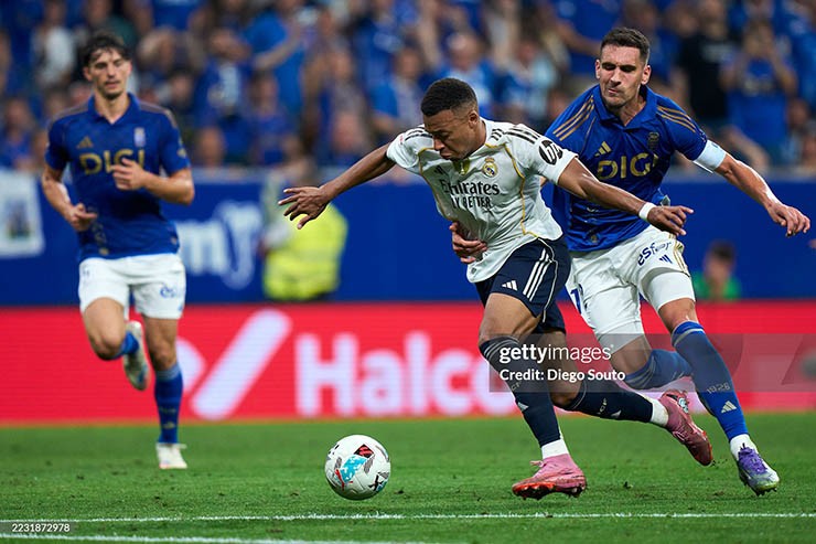 Mbappe (áo trắng) thi đấu ấn tượng