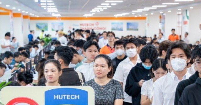 Phụ huynh, thí sinh nườm nượp ‘đổ bộ’ về TP.HCM làm thủ tục nhập học