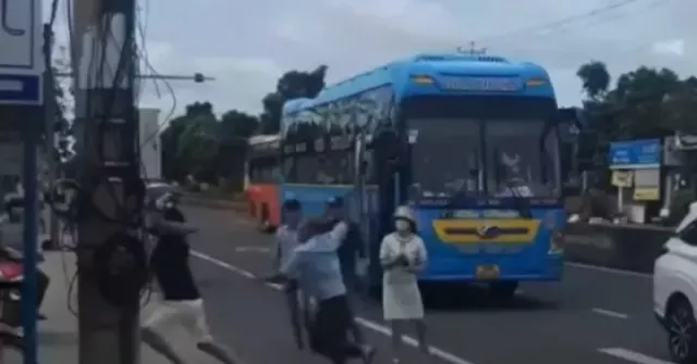 Khách trên xe đò và tài xế xe con đuổi đánh nha...