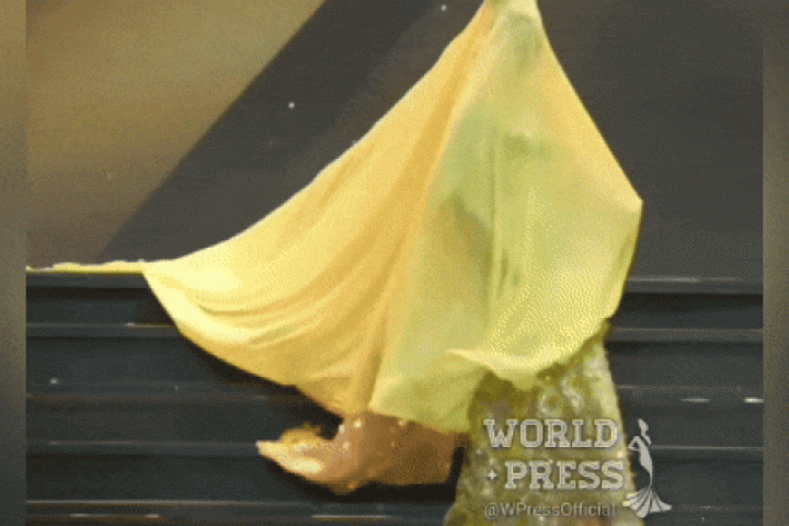 Thí sinh Hoa hậu Hòa bình trùm kín mặt, loạng choạng khi diễn váy dạ hội