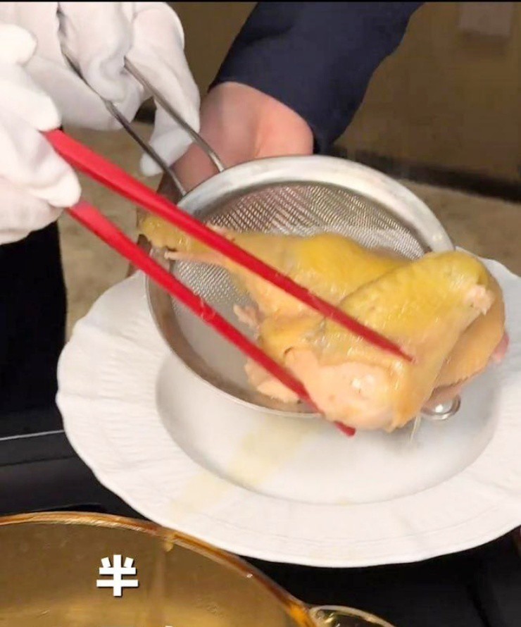 Ăn nửa con gà giá 7 triệu: Nhà hàng nói một câu, khách nghe mà sốc - 1