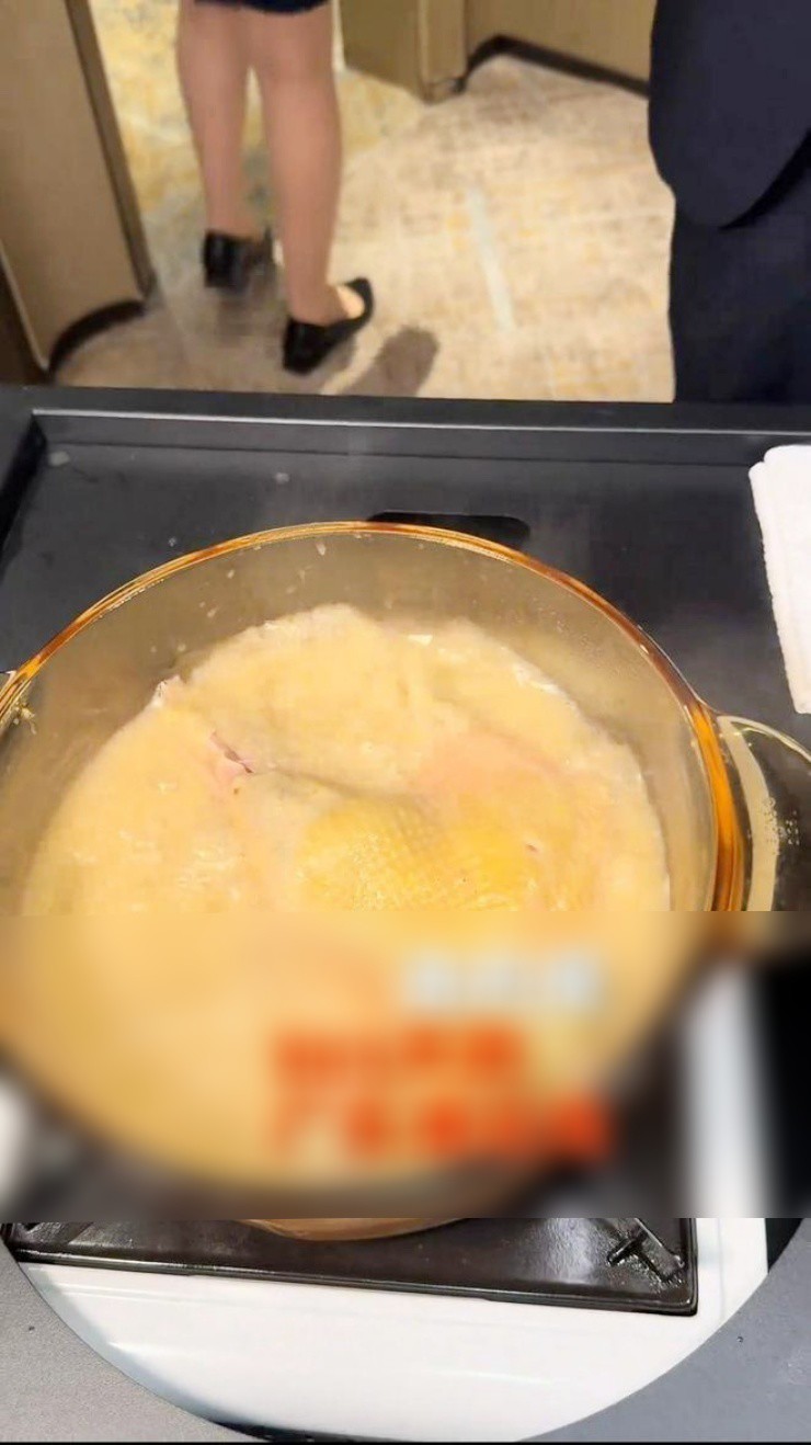 Ăn nửa con gà giá 7 triệu: Nhà hàng nói một câu, khách nghe mà sốc - 2