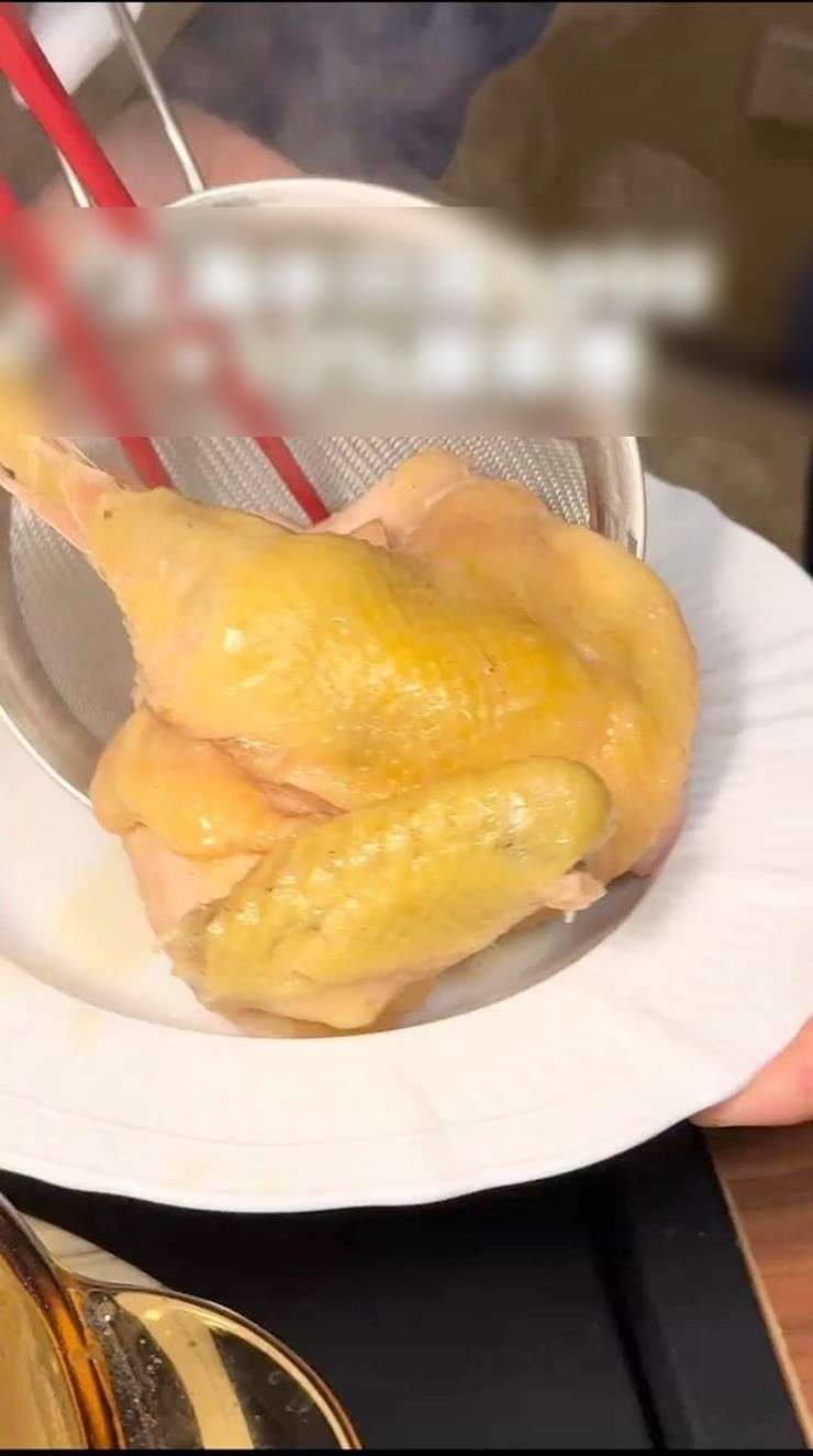 Ăn nửa con gà giá 7 triệu: Nhà hàng nói một câu, khách nghe mà sốc - 3