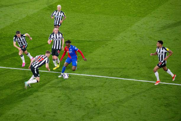 Eze tung hoành trước các cầu thủ Newcastle