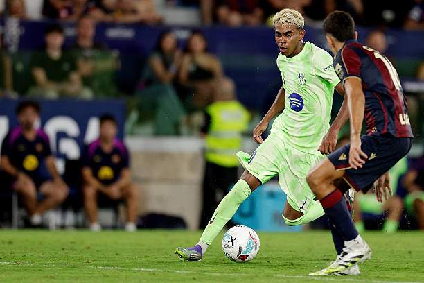 Barcelona phải khá vất vả để ngược dòng trước Levante