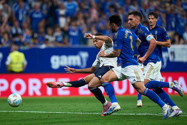 Mbappe và các tiền đạo Real Madrid thường xuyên phải đối đầu với số đông hậu vệ đối phương trong 2 trận vừa qua