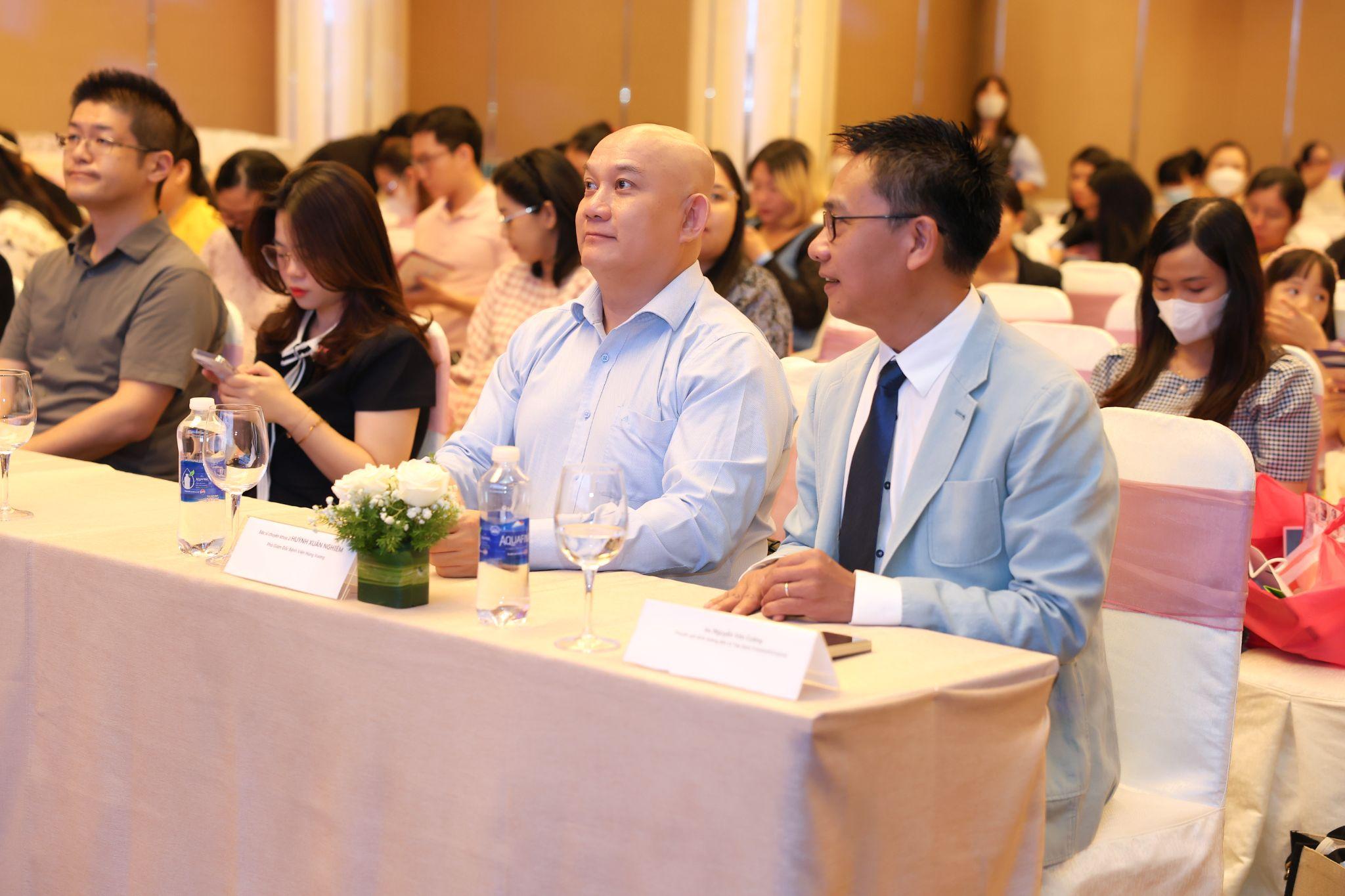 BS.CKII Huỳnh Xuân Nghiêm (trái) và chuyên gia dinh dưỡng Nguyễn Văn Cường (phải) giúp hàng trăm mẹ bầu giải đáp nhiều vấn đề quan trọng