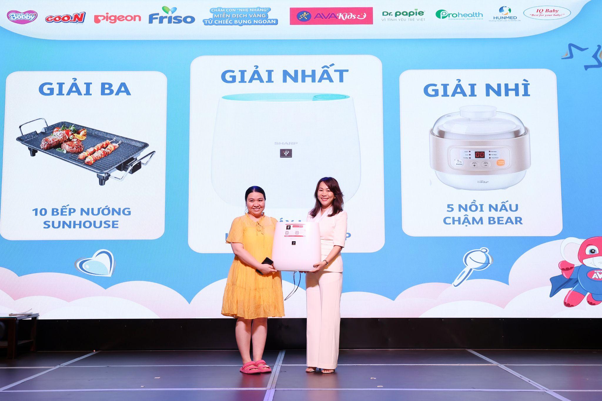 Mẹ bầu cười rạng rỡ khi rinh được những món quà hữu ích như máy lọc không khí tươi sạch, nồi nấu chậm tẩm bổ cho sức khỏe mẹ sau sinh …