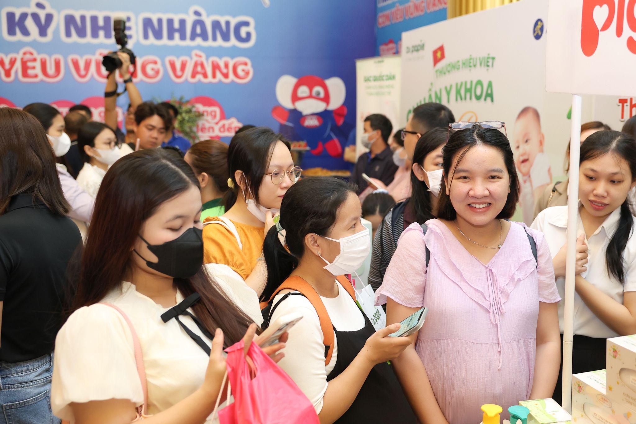 Mẹ bầu thoải mái dạo chơi, khám phá sản phẩm và xu hướng chăm sóc thai kỳ mới nhất tại các khu vực trưng bày của các thương hiệu đồng hành