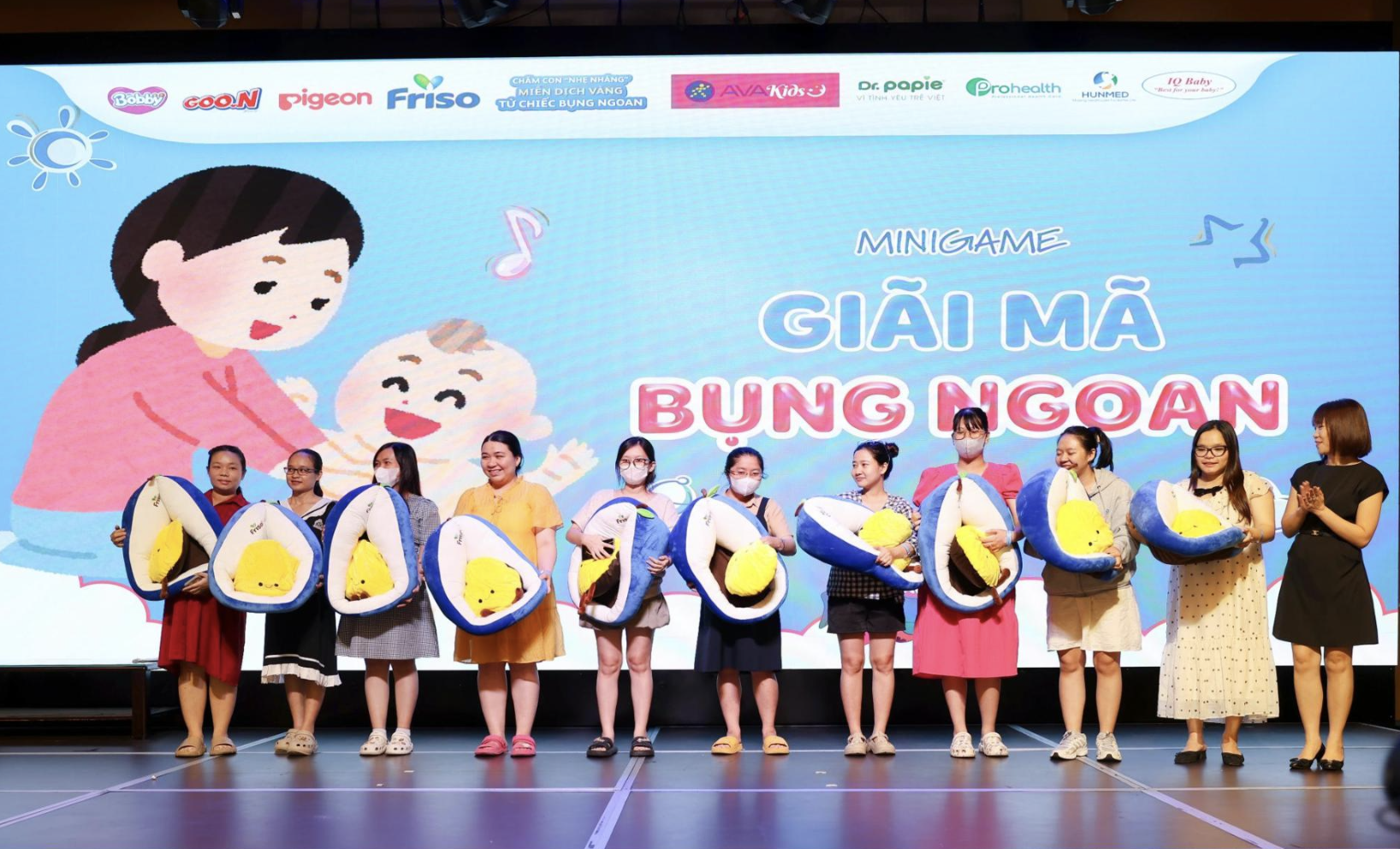 Những chiếc bụng bầu hào hứng tham gia minigame và thử làm mẹ chăm sóc bé yêu