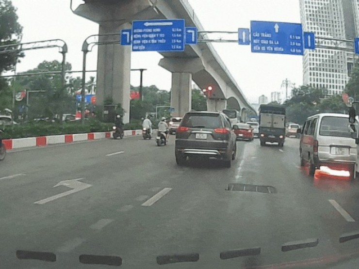 Ô tô cháy trơ khung, trôi tự do đâm rào chắn trên đường Trần Phú