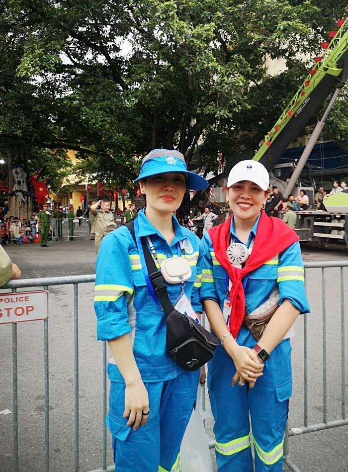 Chị Xuân Hương và Lệ Thủy đi tuyên truyền cho người dân để rác đúng nơi quy định