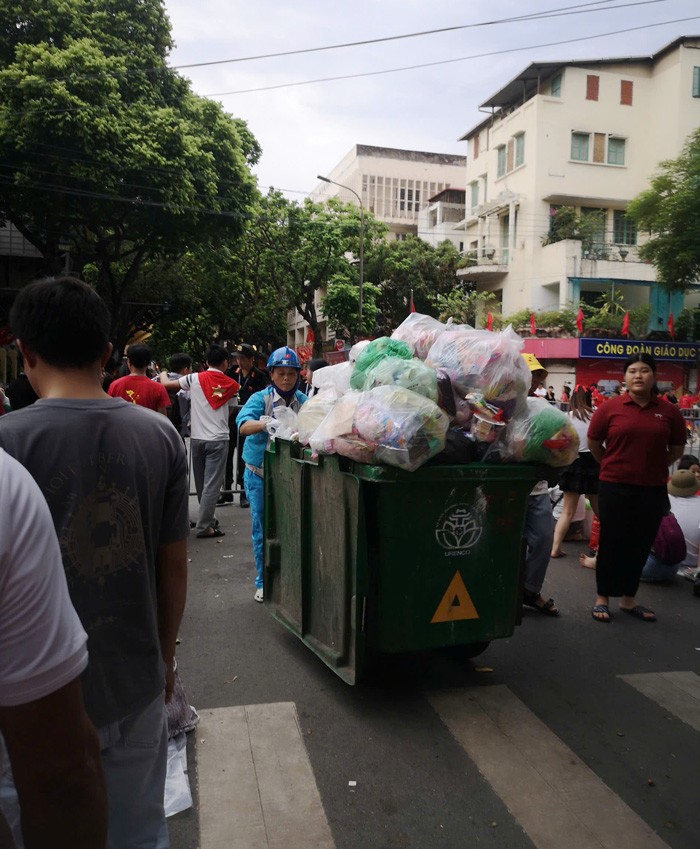 Nhân viên môi trường tất bật làm việc từ 6h sáng.